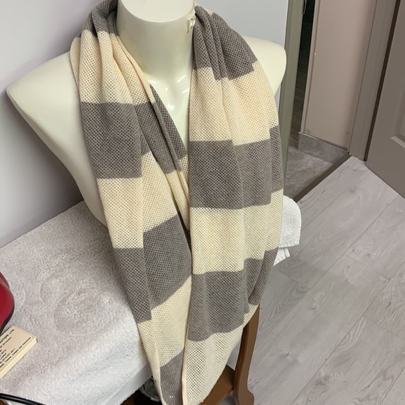 Lululemon Infinity Scarf No Snaps - Picture 4 of 4